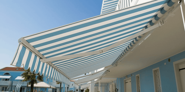 Tende da sole per una casa al mare: colori, materiali e stili 2020